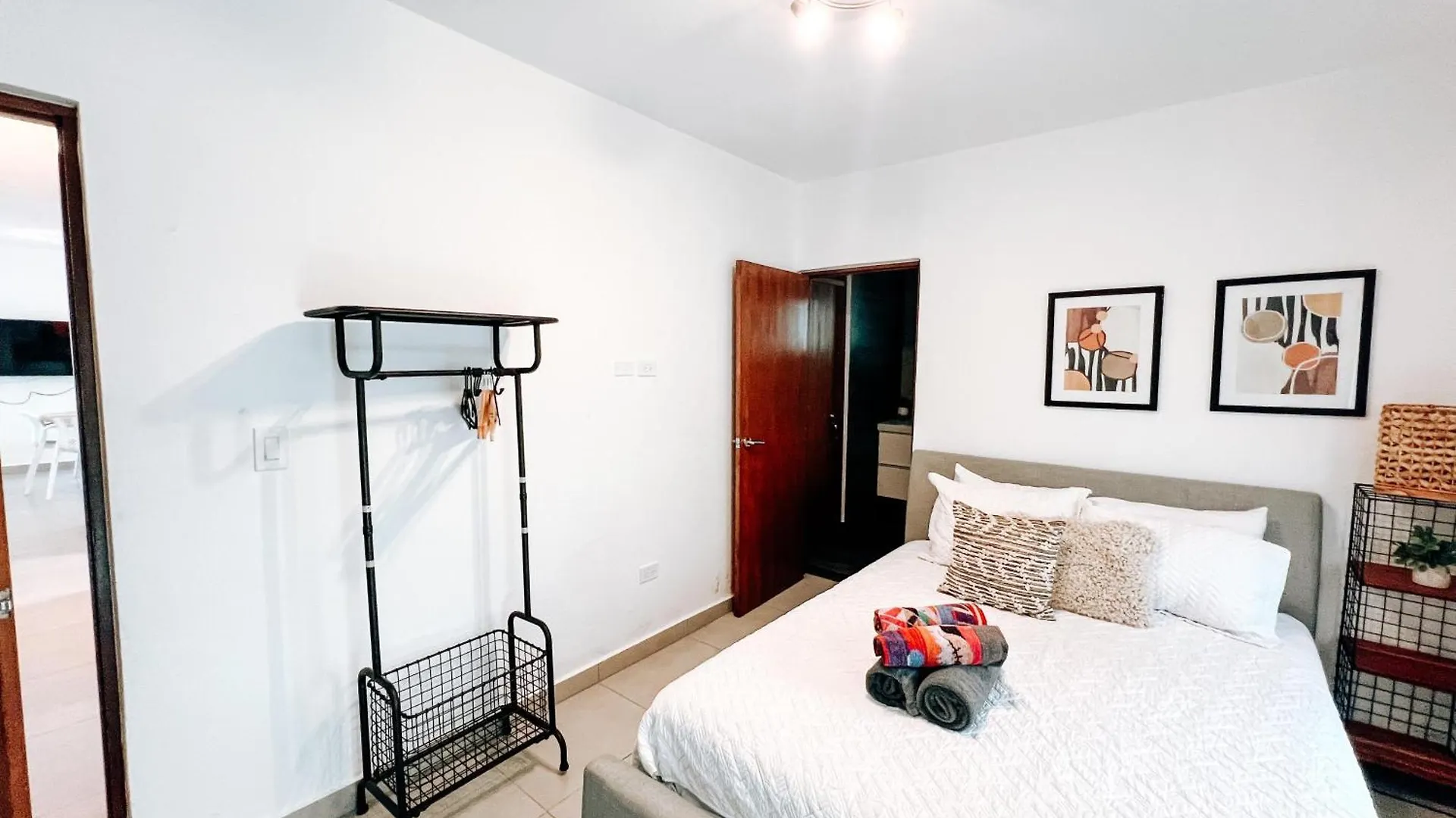 San Juan Getaway Sleeps 6 n 9 Mins to Airport Apartman